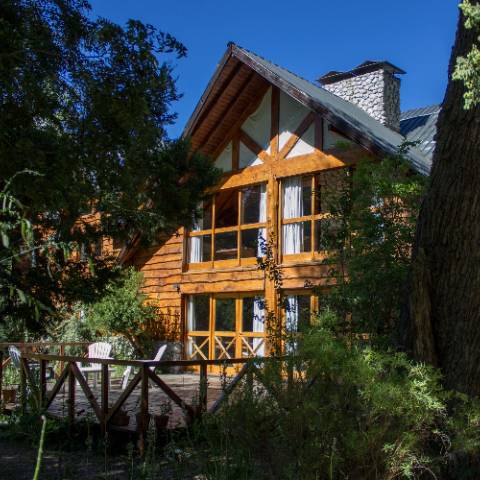 Fachada de piedra y madera de Hostería Pichi Rincón Villa La Angostura