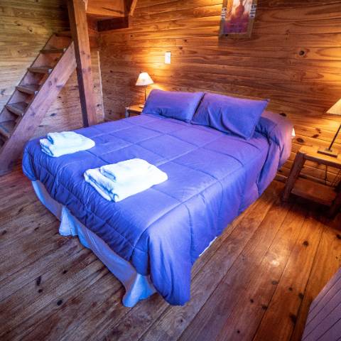 Habitación matrimonial planta alta con baño privado en Hostería Pichi Rincón Villa La Angostura