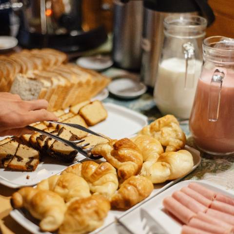 Desayuno buffet con productos regionales en Pichi Rincón
