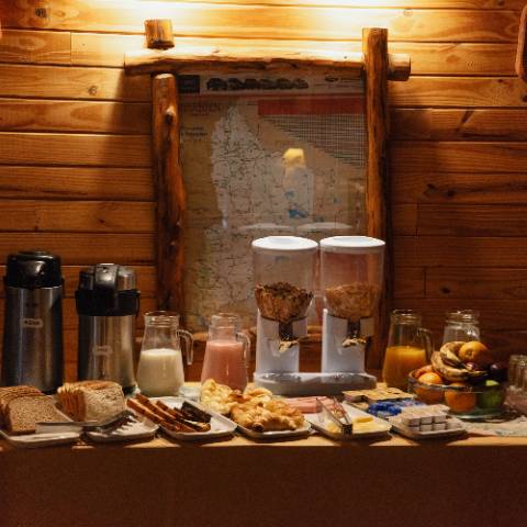 Mesa Desayuno buffet con productos regionales en Pichi Rincón