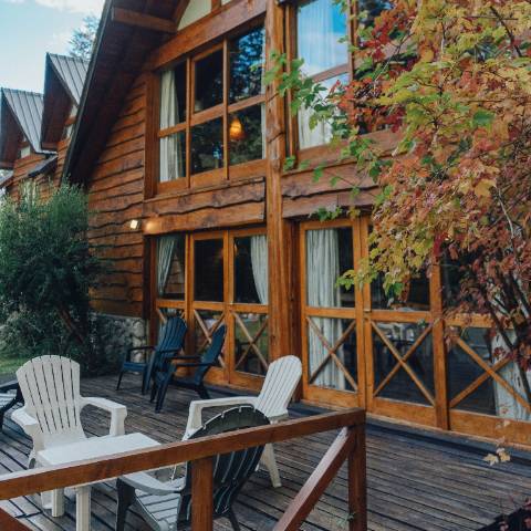 achada de madera de Hostería Pichi Rincón Villa La Angostura