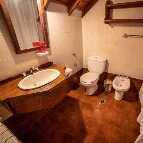 Baño privado hab mat en Hostería Pichi Rincón Villa La Angostura