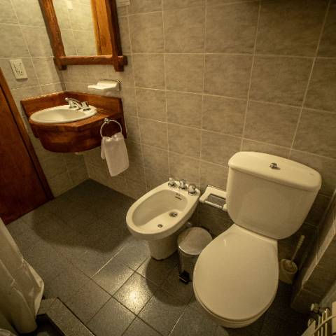 Baño privado planta baja en Hostería Pichi Rincón Villa La Angostura